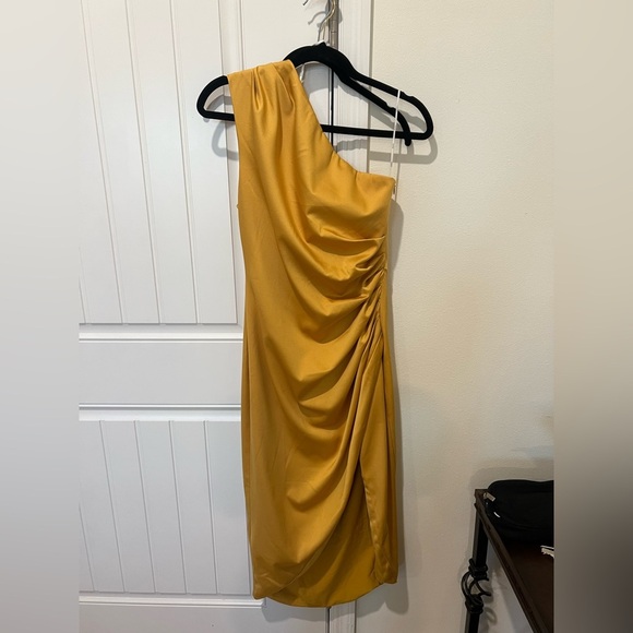 Elliatt Cassini Satin One-Shoulder Dress Size S Tumeric - Picture 3 of 5